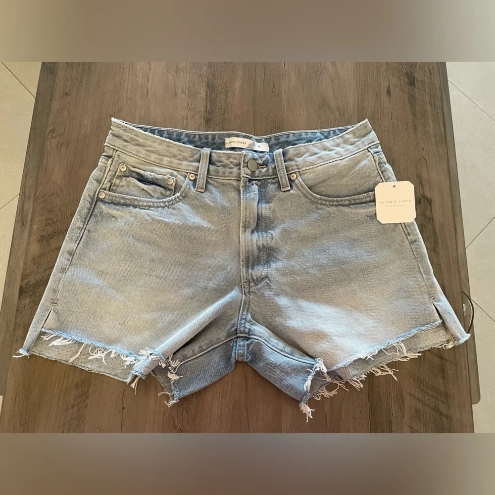 NEW! Altard State light wash women’s shorts size Medium